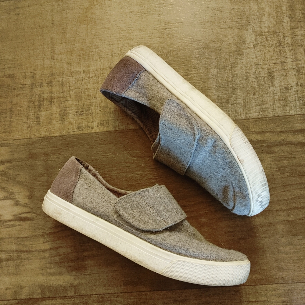 Toms Gray slip on flat shoes women's 9.5